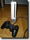 A Wii, előtérben egy PS2 kontrollerrel